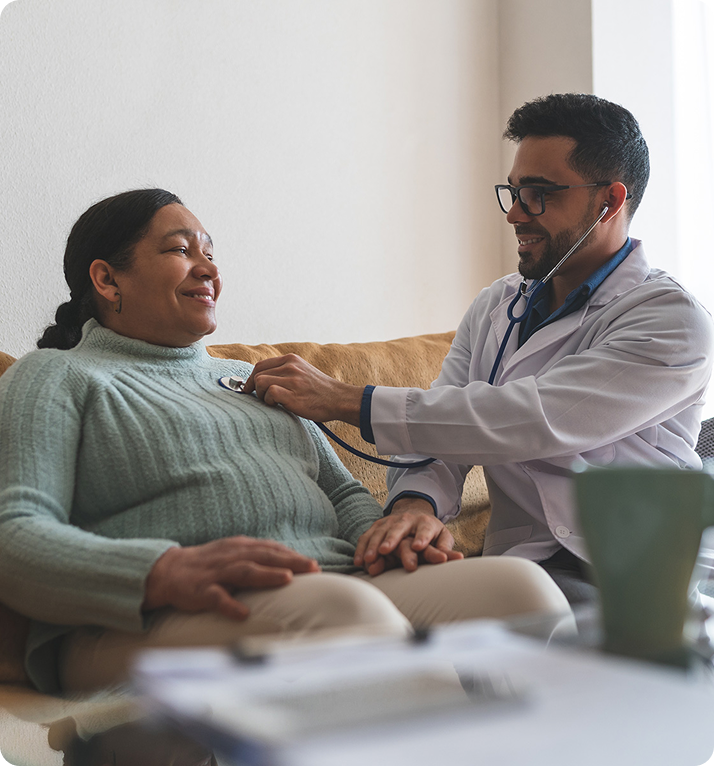 Doctor escuchando respiración de paciente mujer con un estetoscopio